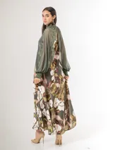 Mangas de microtul color verde oscuro con cuello alto y puños integrados, diseñadas para usar como complemento sobre vestidos o tops.