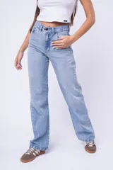Pantalón de jean corte wide leg, de tiro alto y color azul claro lavado, con cierre y botón frontal.