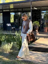 Bota corta de cuero en tonos chocolate, con diseño de paneles texturizados y suela track robusta de goma.