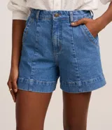 Short de jean de tiro alto con pespuntes contrastantes, cierre de botón y cremallera, trabillas en la cintura y bolsillos delanteros y traseros. Confeccionado en denim de algodón con un toque de elastano.