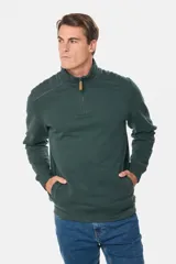 Buzo color borgoña de felpa con medio cierre frontal y cuello alto.