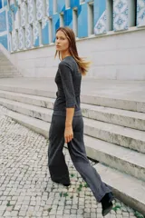 Pantalón de tiro alto con cintura ancha y corte de pierna recta, confeccionado en tejido de sarga con textura jaspeada.