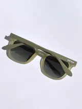 Lentes de sol marca Osten modelo Tokyo, con armazón de acetato en tono verde oliva mate y cristales oscuros polarizados. Presentan un diseño de marco completo con detalle de logo grabado en la patilla.