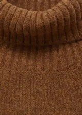 Jersey de punto color marrón con cuello alto vuelto y diseño de corte recto con mangas largas.