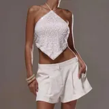 Top halter de corte triangular con diseño de lentejuelas blancas, con tiras finas ajustables en el cuello y la espalda.