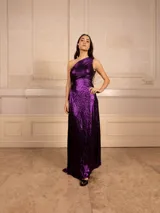 Vestido largo de fiesta color celeste metalizado, con un solo hombro y plisado en toda la prenda.