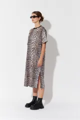 Vestido largo de poliéster con estampado animal print y cuello redondo con ribete negro.