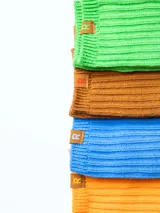 Pack de cuatro pares de medias de algodón, poliamida y elastano, con diseño acanalado en colores verde, marrón, azul y amarillo.