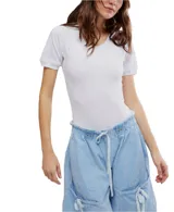 Body blanco de algodón y poliéster con cuello redondo y mangas cortas.