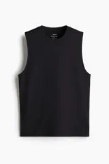 Musculosa deportiva negra de corte estándar con cuello redondo ribeteado acanalado, sisas amplias y bajo recto con aberturas laterales.