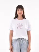 Remera blanca de manga corta con estampado frontal de estrellas y la frase "GIVE EM HELL" en color rojo.