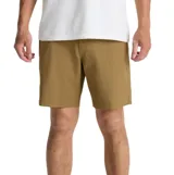 Bermuda Roark modelo Layover Pro Traveler, color tostado, de corte clásico y diseño funcional para actividades al aire libre y viajes.
