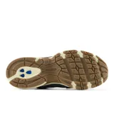 Championes New Balance modelo 530, color negro con detalles en gris y blanco crema. Confeccionados en malla y gamuza, con el logo "N" en los laterales y la tecnología de amortiguación ABZORB en la entresuela.