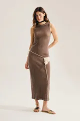 Vestido maxi de punto morley color marrón, sin mangas y con cuello redondo, de corte ajustado al cuerpo y largo hasta los tobillos.