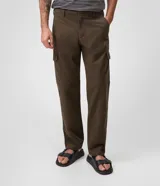 Pantalón cargo de corte recto en color beige, confeccionado en tejido de sarga de algodón. Cuenta con bolsillos laterales y bolsillos cargo con solapa en las piernas, cintura con pasacintos y cierre frontal con botón y cremallera.