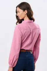 Camisa de manga larga con estampado a cuadros vichy en color rojo y blanco, cuello camisero, cierre frontal con botones y puños con frunces.