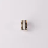 Anillo ancho de diseño bicolor, elaborado en plata 925 y oro, con acabado satinado en la parte central y bordes lisos pulidos.