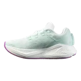 Championes Salomon modelo Aero Glide 3, color verde menta con suela blanca y detalles en violeta. Cuenta con amortiguación de espuma de alta altura y diseño sin costuras en la parte superior.