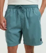 Bermuda masculina color verde con cintura elastizada ajustable con lazo, bolsillos laterales y traseros, y etiqueta de goma en el ruedo. Confeccionada en poliéster.