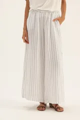 Pantalón palazzo de lino con estampado a rayas verticales en tonos blanco y gris.