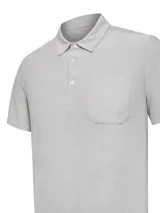 Chomba gris melange de manga corta con cuello polo, cartera de tres botones y un bolsillo aplicado en el pecho. Confeccionada con poliéster reciclado y spandex.