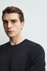 Camiseta de punto de corte regular, confeccionada en una mezcla de viscosa. Presenta cuello redondo y mangas cortas con acabados en rib.