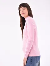 Polera rosa viejo de punto canalé, con cuello alto y mangas largas.