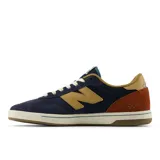 Championes New Balance Numeric 440, modelo de estilo urbano y skate, en combinación de colores azul marino, tostado y marrón rojizo. Confeccionados con capellada de gamuza y malla, suela de goma y el característico logotipo "N" en los laterales.