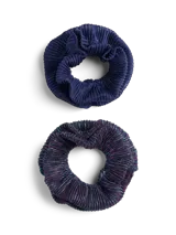 Pack de dos scrunchies para el pelo, uno azul marino y otro multicolor con base oscura.