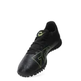 Championes de fútbol Puma Future 8 Play TT, color negro con detalles en verde flúor. Presentan una textura en el empeine para mejor control del balón y suela diseñada para césped sintético.