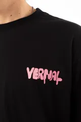 Remera negra de algodón con estampa en rosa en la espalda de un personaje con cabeza de helado y la frase "The world is trash and I'm a fly". Corte oversize.