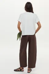 Remera blanca de manga corta y corte recto, confeccionada en algodón, con gran estampado botánico en tonos celestes en el frente.