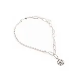 Gargantilla plateada con una mitad de cadena de eslabones grandes y otra mitad de cadena con strass. Tiene un dije redondo con textura irregular.