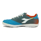Championes de fútbol Diadora Brasil Elite Veloce para hombre, color celeste con detalles en azul, blanco y naranja.