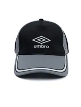 Gorro tipo visera Umbro modelo Trener, en color negro y gris con detalles blancos en el borde de la visera y el logo bordado al frente.