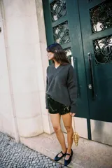 Jersey de punto color gris oscuro, con cuello pico y manga larga. Los acabados son en rib.