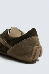 Zapatilla de cordones color beige, con parte superior de piel con acabado serraje y detalles de pespuntes. Suela ultrafina a contraste.