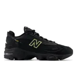 Championes New Balance 1000 color negro con detalles en verde lima.