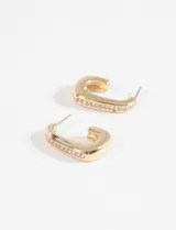 Par de aros plateados con forma de C, con strass incrustado.