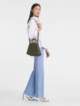 Bolso tote pequeño Longchamp modelo Le Foulonné, de diseño estructurado en color verde oliva, con doble asa corta y correa larga ajustable para llevar al hombro.