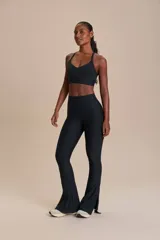 Calza deportiva acampanada color azul marino, tiro alto, con aberturas laterales en el ruedo y bolsillo interno en la cintura.