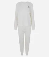 Pijama largo compuesto por una blusa de cuello redondo y manga larga con bordado en el pecho, y un pantalón con cintura elástica. Confeccionado en tejido peach touch con estampado de cuadros.