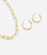 Conjunto de collar corto con cadena de eslabones dorados y caravanas tipo aro con diseño de eslabones.