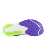 Championes de running New Balance FuelCell Rebel v3 para mujer, color blanco con detalles en violeta y verde.
