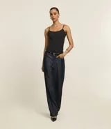 Musculosa básica de poliamida color rosa claro, con breteles finos y escote redondo.