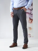 Pantalón de gabardina azul marino, corte slim fit, con bolsillos laterales y traseros.