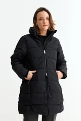 Campera puffer larga de color verde militar, con cuello alto, cierre frontal y diseño acolchado horizontal.