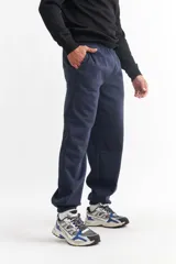 Pantalón de jogging negro de algodón, de corte holgado, con cintura elástica y puños ajustados en los tobillos.