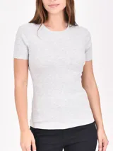 Remera de punto acanalado en color bordó, con cuello redondo y mangas cortas, de corte ajustado al cuerpo.