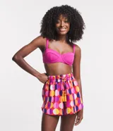 Salida de playa tipo short confeccionada en chiffon, con cintura elástica ajustable mediante lazo con borlas y estampa de lunares multicolor.